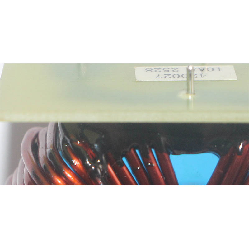 How can the core material of a differential mode inductor be optimized in a high-frequency switching power supply to reduce AC resistance and iron loss?